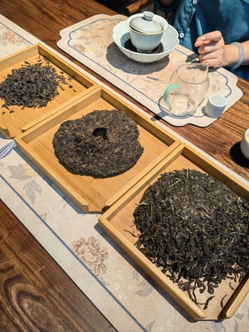 So sánh thành phần hóa học trong Trà Phổ Nhĩ (trà lên men tự nhiên, chứa Theabrownin, Caffeine, Polyphenol chuyển hóa) và Trà Xanh (không lên men, giàu Catechin, EGCG, ECG, Polyphenol nguyên bản).