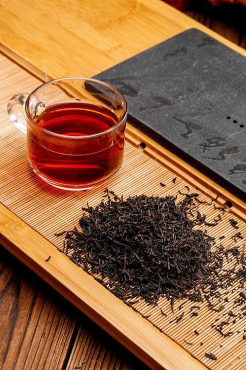 Màu trà Phổ Nhĩ cổ thụ chín sậm, nâu đỏ trong, thể hiện đặc trưng trà lên men chín chất lượng cao