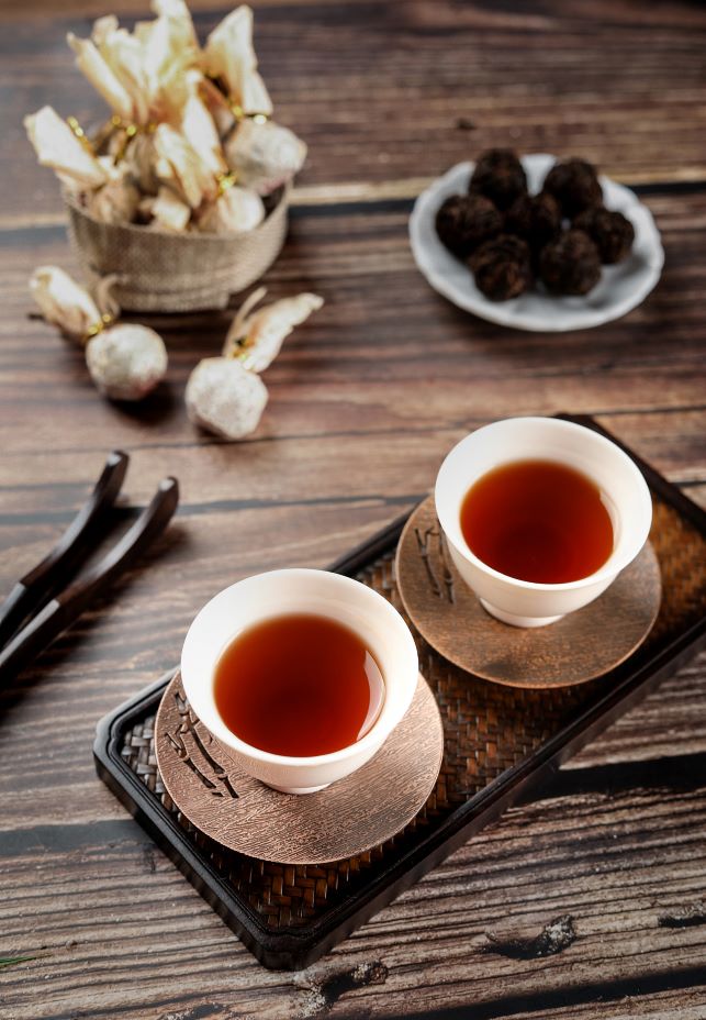 Nước trà Phổ Nhĩ chín Đổng Quá màu nâu đỏ trong, ánh hổ phách trầm ấm phản ánh cơ chế lên men của trà hoàn chỉnh