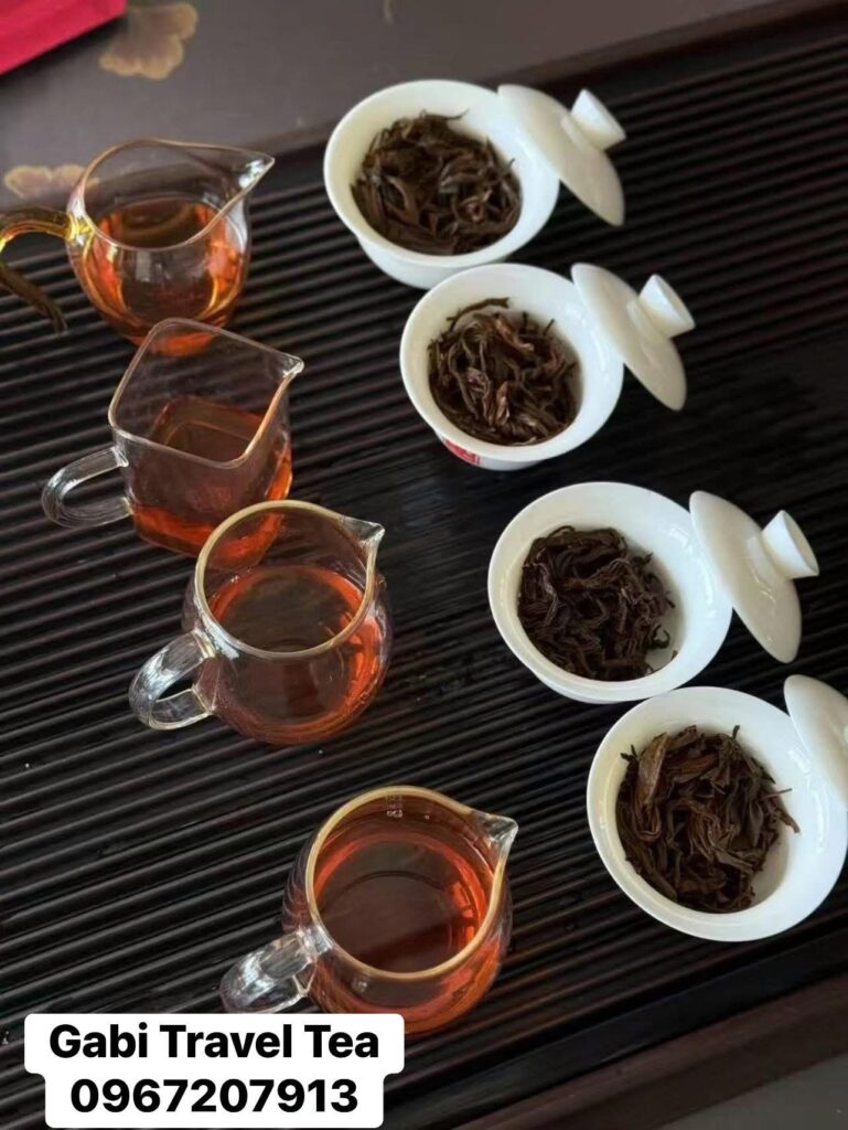 Nước trà Băng Đảo Phổ Nhĩ chín Đổng Quá màu nâu đỏ trong, thể hiện đặc trưng trà chín lên men tự nhiên. Nước trà Băng Đảo Phổ Nhĩ chín Đổng Quá màu nâu đỏ trong, thể hiện đặc trưng trà chín lên men tự nhiên.