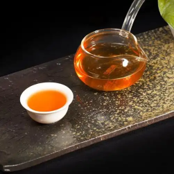 Nước trà Băng Đảo Phổ Nhĩ chín Đổng Quá màu nâu đỏ trong, thể hiện đặc trưng trà chín lên men tự nhiên. Nước trà Băng Đảo Phổ Nhĩ chín Đổng Quá màu nâu đỏ trong, thể hiện đặc trưng trà chín lên men tự nhiên.