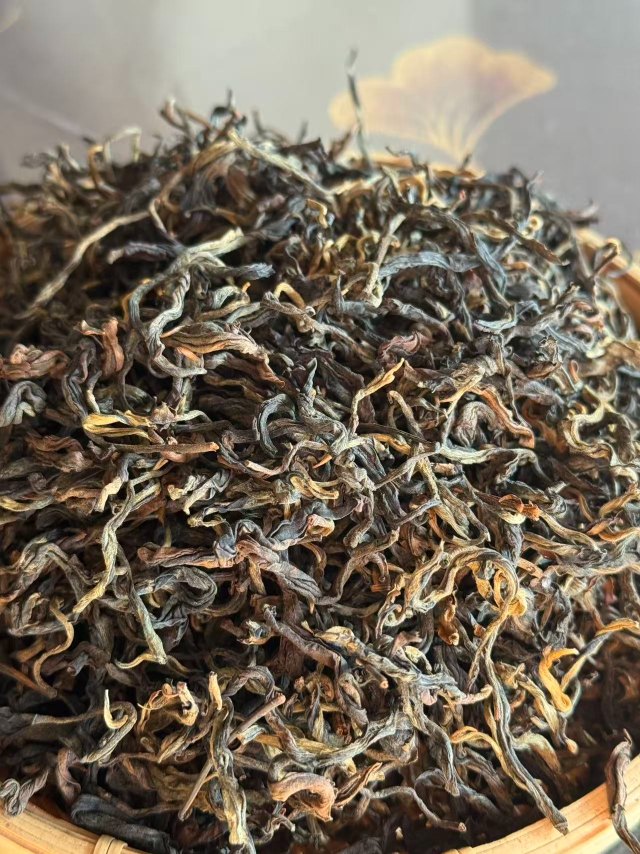 Hồng trà cổ thụ phơi hồng Vân Nam (Shai Hong) chế biến từ giống Đại Diệp Chủng, hương vị ngọt êm, thơm mật ong và hoa dại núi cao, nước trà màu hổ phách trong sáng.