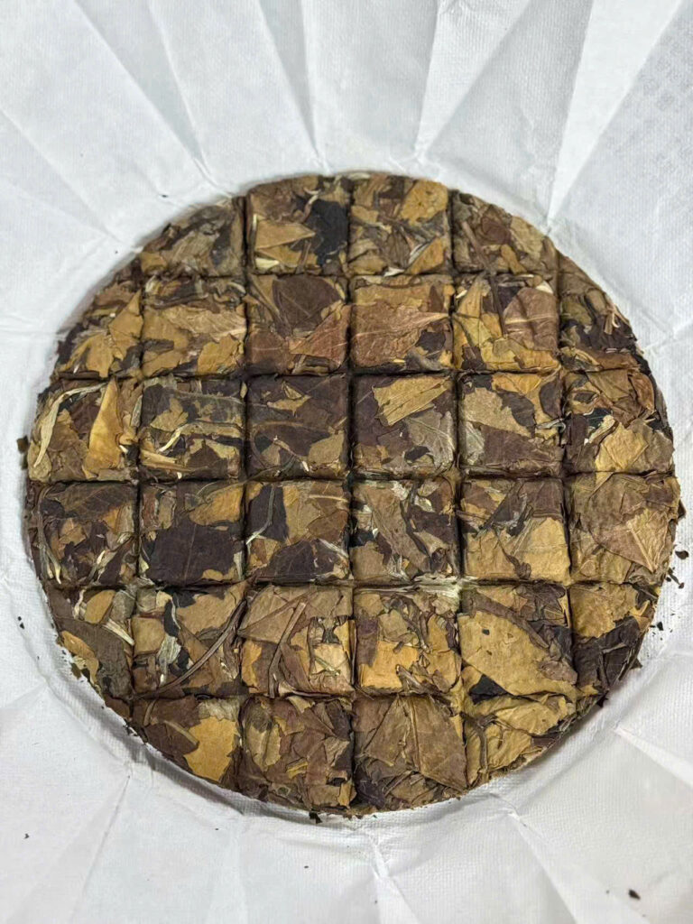 Bạch trà Phổ Nhĩ chia sẵn thành 32 miếng chuẩn tiện dụng