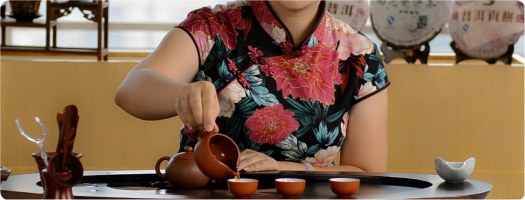 tráng trà phổ nhĩ loại bỏ bụi và tạp chất