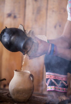 tính thu liễm rõ ràng, hồi ngọt nhanh và kéo dài, dư vị sâu và lâu. Đây là cách mô tả thường dùng cho trà cổ thụ, đặc biệt là Phổ Nhĩ sống chất lượng cao.