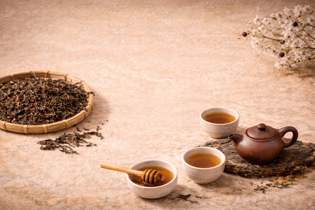 Hồng trà cổ thụ phơi hồng Vân Nam (Shai Hong/晒红) – trà lên men nhẹ, phơi nắng tự nhiên giữ enzyme hoạt tính, hương mật ngọt và hậu vị sâu
``
