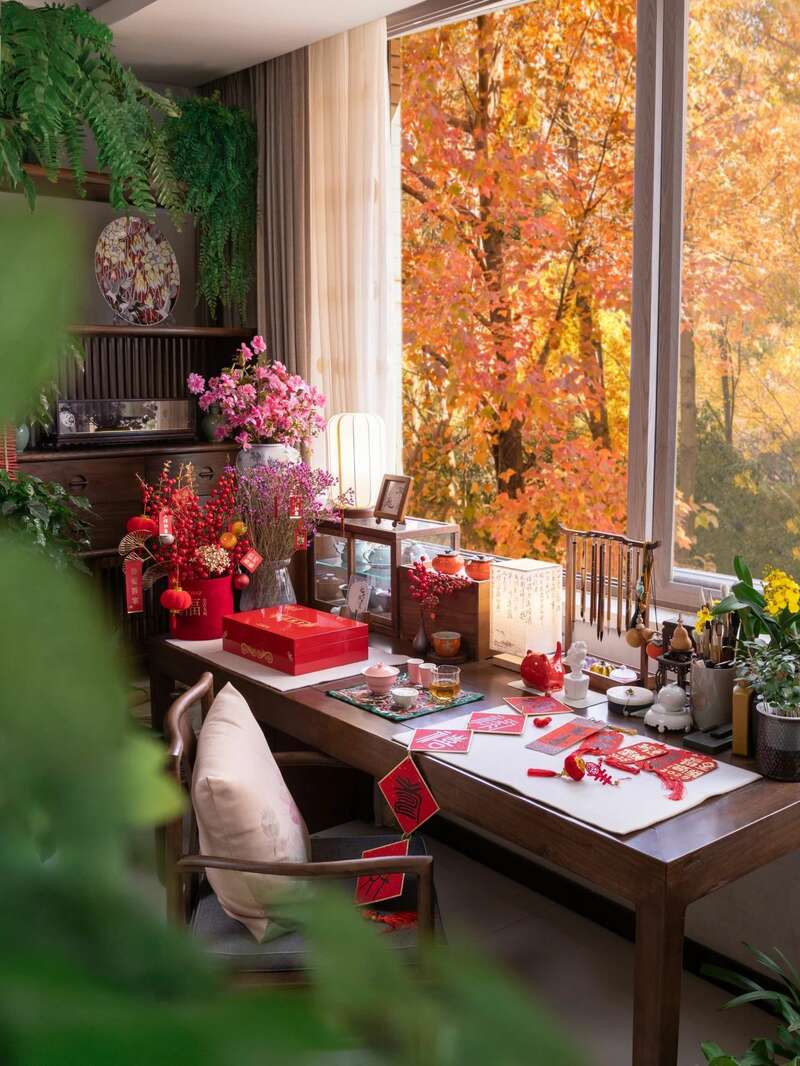 Đón Mùa Trà Xuân – Tôn Vinh Trà Và Người Làm Trà, Khi bước chân của mùa xuân dần chạm ngõ, không khí dường như cũng mang theo một lời hẹn thầm thì của mùa trà mới. Đó là cảm giác chỉ những người yêu trà mới hiểu – một sự mong chờ dịu dàng, ấm áp như nắng xuân, lan tỏa khắp tâm hồn.