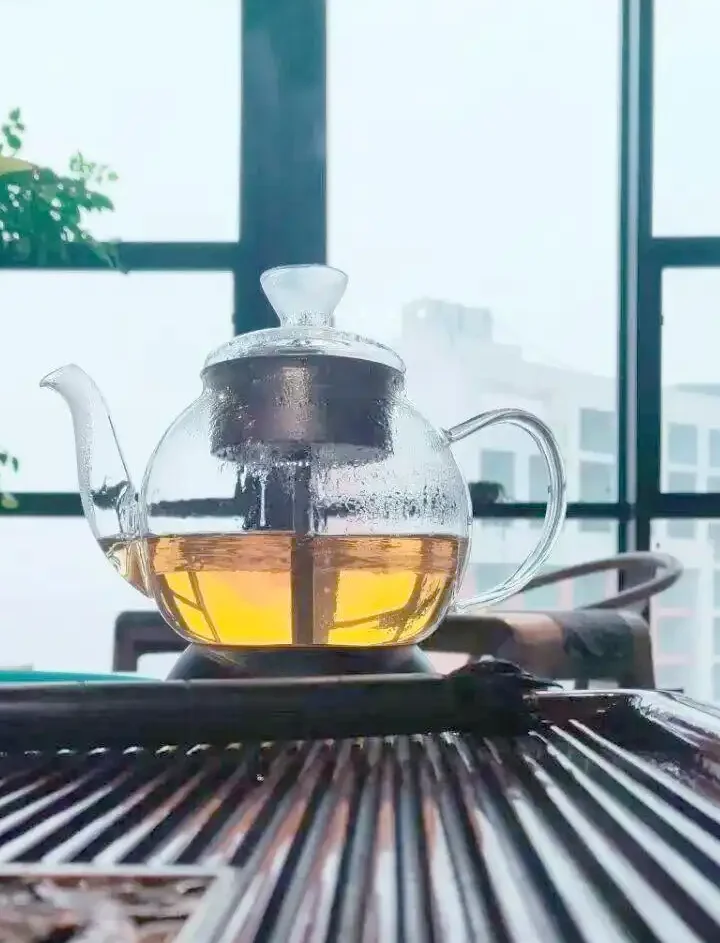 Trà có vị thanh ngọt dễ uống, hương hoa lan, nước trà tươi và đầy, đắng chát tan nhanh, hồi ngọt rõ và kéo dài – cho thấy sức mạnh nền tảng của hệ sinh thái Phổ Nhĩ Băng Đảo.