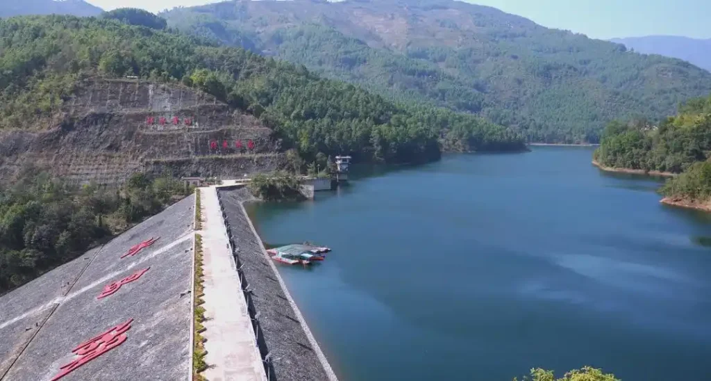 địa lý và văn hóa của trà Băng Đảo: hồ Băng Đảo cung cấp độ ẩm, điều hòa nhiệt độ và hình thành vi khí hậu ổn định – điều kiện thiết yếu cho sự sinh trưởng của trà Băng Đảo.