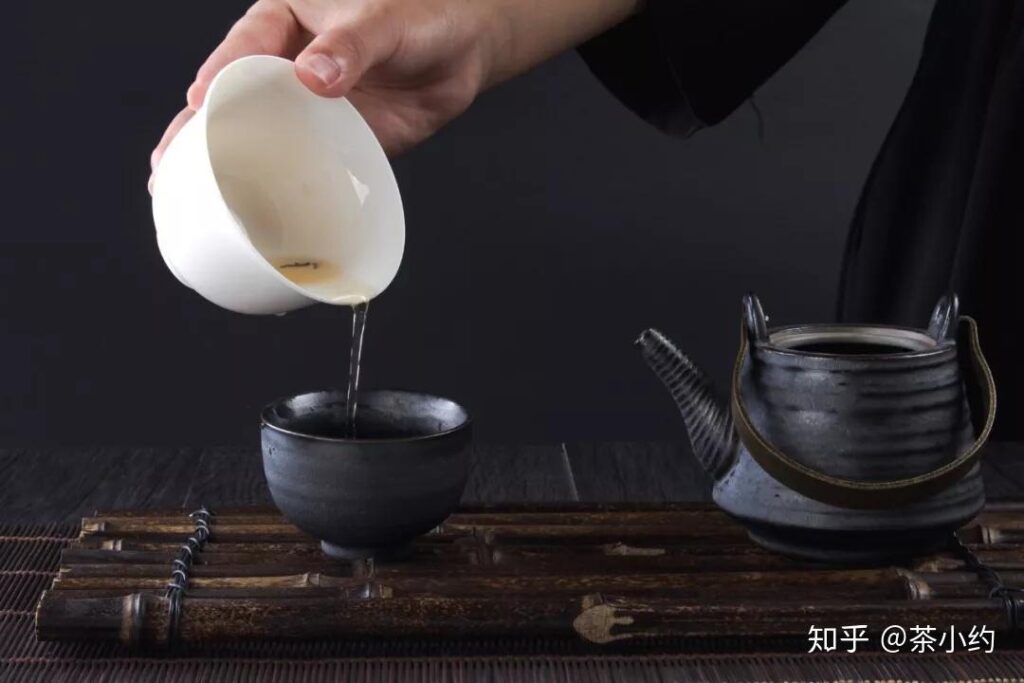 Tiếng lóng Phổ Nhĩ: Khóa họng / treo họng (锁喉 / 挂喉) Vì sao xảy ra
Trà quá mới, chất kích thích mạnh
Kho quá khô, chuyển hóa kém
Nguyên liệu hoặc công nghệ làm trà có vấn đề