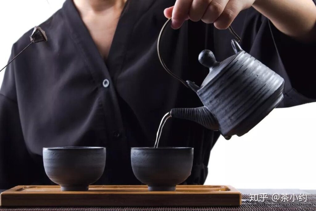 tiếng lóng Phổ Nhĩ : Hồi xanh (返青) Trà đã để một thời gian nhưng lại xuất hiện mùi cỏ xanh như trà mới. 