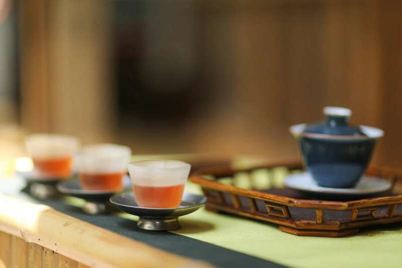 Tiếng lóng Phổ Nhĩ không phải để làm màu, mà là ngôn ngữ chung giúp người uống trà trao đổi chính xác về chất lượng, cảm quan và rủi ro khi uống trà Phổ Nhĩ. Hiểu đúng tiếng lóng giúp bạn tránh “hố” và đọc trà như người trong nghề.