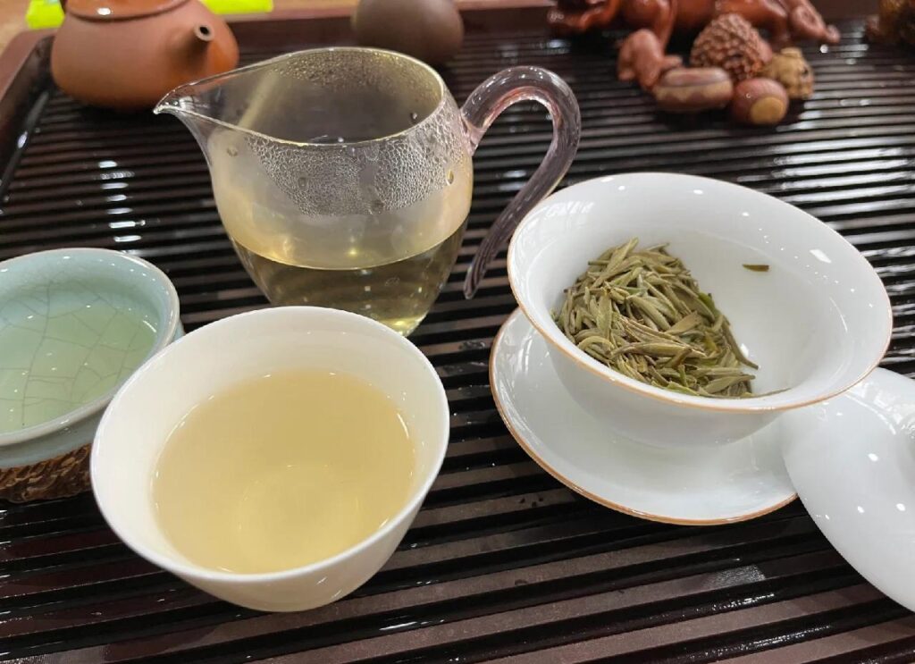 Bạch Hào Ngân Châm là loại trà trắng nổi tiếng của tỉnh Phúc Kiến.