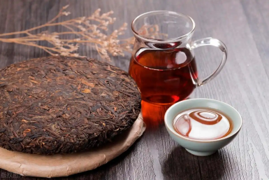 Màu sắc nước trà Phổ Nhĩ chín tông nâu đỏ đến hổ phách sẫm, trong và sâu, đặc trưng của quá trình lên men.