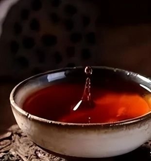 Nước trà Phổ Nhĩ chín màu đỏ nâu trong sáng